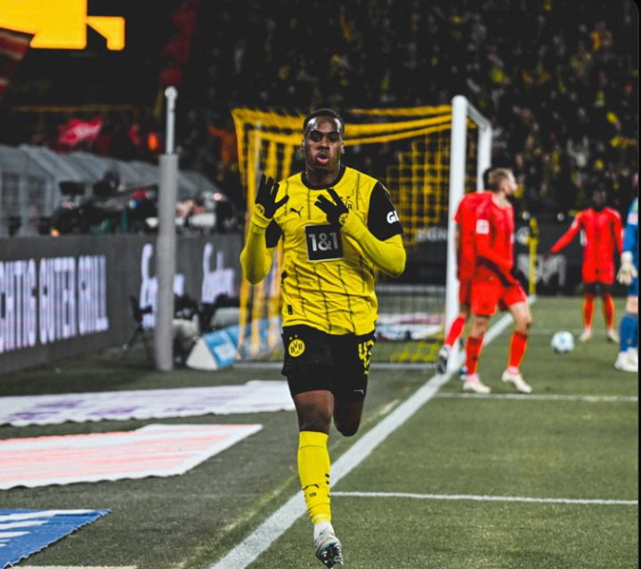 HT-BVB 1-0 Bayern: Gittens nets after sideline break through, Kane injures off