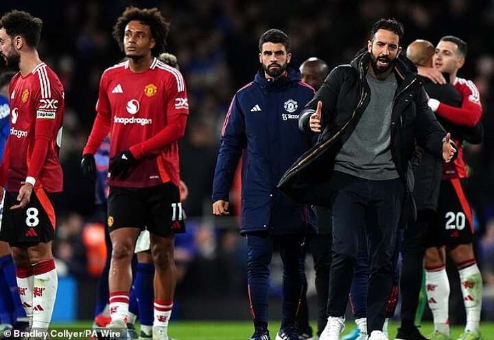 Amorim forces his Man United players to applaud travelling fans at full-time