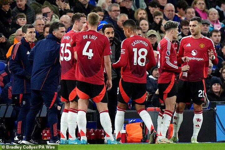 VAR goes down in Man United’s clash at Ipswich for six minutes