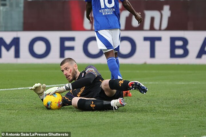 David de Gea makes incredible triple save for Fiorentina