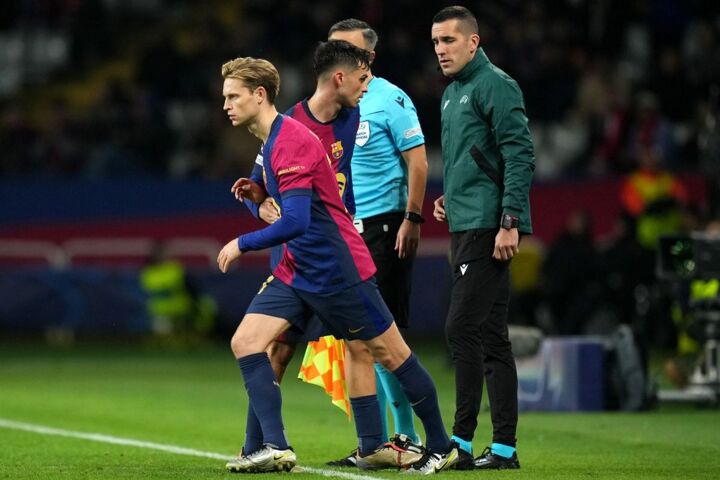 Barcelona withdraw De Jong contract offer as plans made for sale next summer