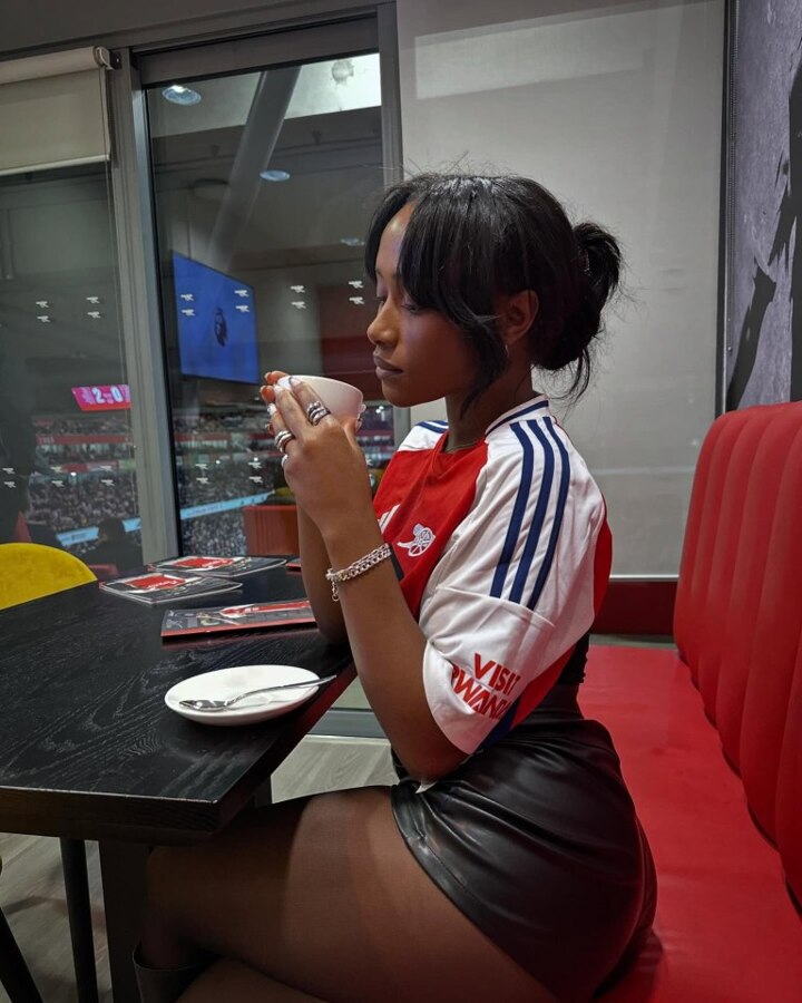 Saka’s Tolami Benson stuns in leather hotpants as she watches Arsenal beat MU