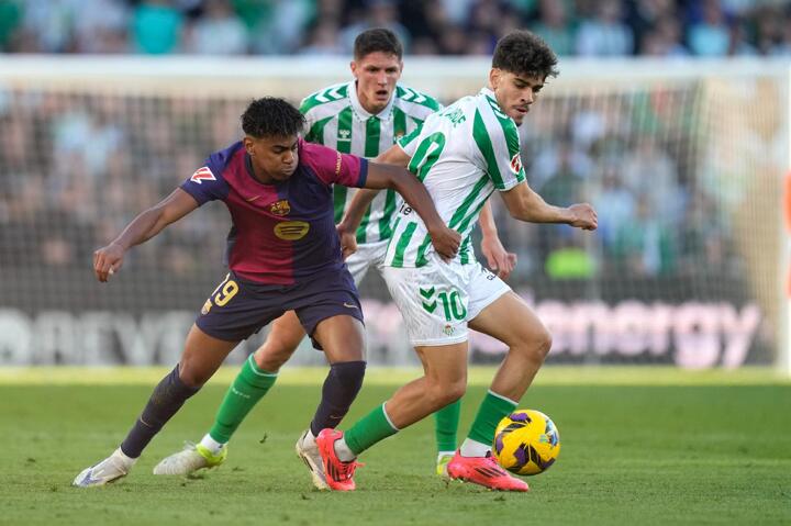 Betis 2-2 Barcelona: Barca are held by last-gasp goal, Lewy nets, Flick sent off