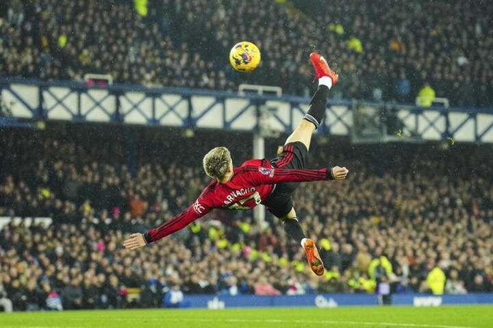 OFFICIAL: Alejandro Garnacho wins the 2024 PUSKAS award