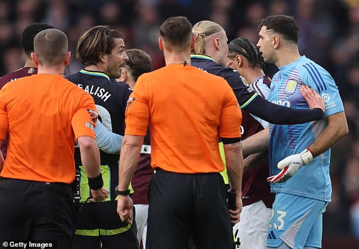 Grealish & E.Martinez are involved in heated altercation arguing down the tunnel