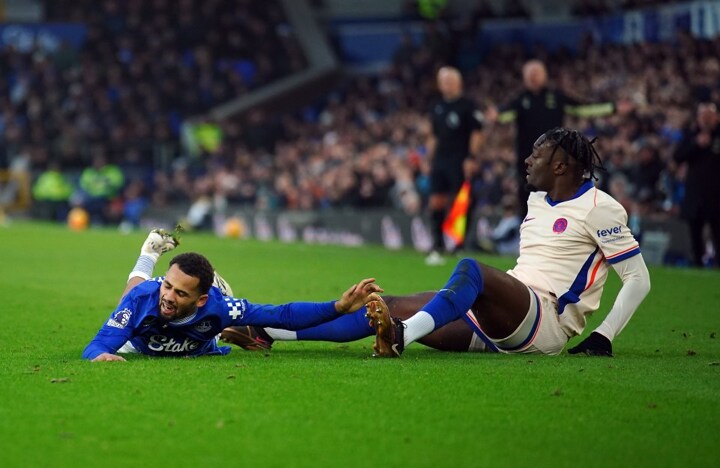 Everton 0 Chelsea 0: Blues fluff chance to temporarily leapfrog Liverpool into top spot but unbeaten run continues