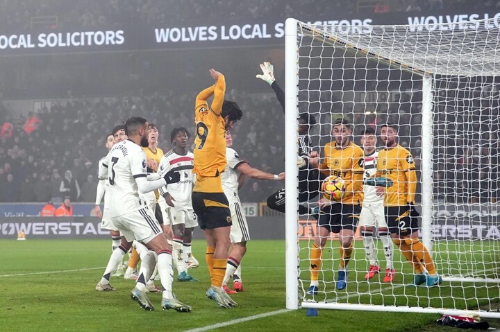 Wolves 2-0 Man Utd: Cunha scores stunner direct from corner, Fernandes sent off