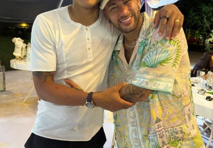 Thiago Silva shares photo with Neymar: Wishing you a great restart to the season