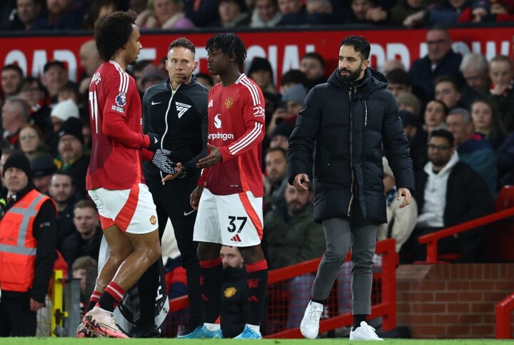 Ruben Amorim hauls off Joshua Zirkzee after 33 minutes to huge cheers as Man Utd as Neville says ‘that is brutal’