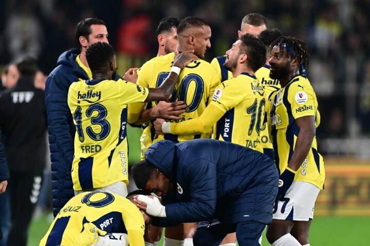 Jose Mourinho wildly drags assistant by his hood and shoves him away