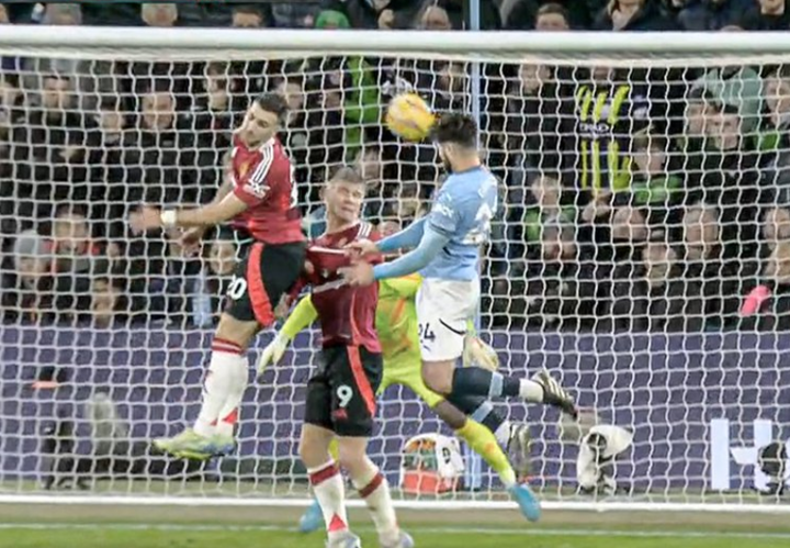 HT: Man City 1-0 Man Utd. Gvardiol gives City lead, Mount forced off with injury