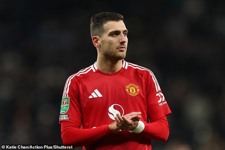 Diogo Dalot serves food at local homeless shelter on Christmas Eve