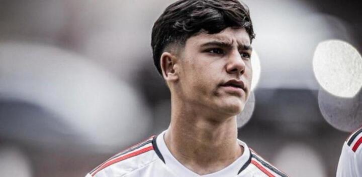 Barcelona linked with 17-year-old left-back in Brazil