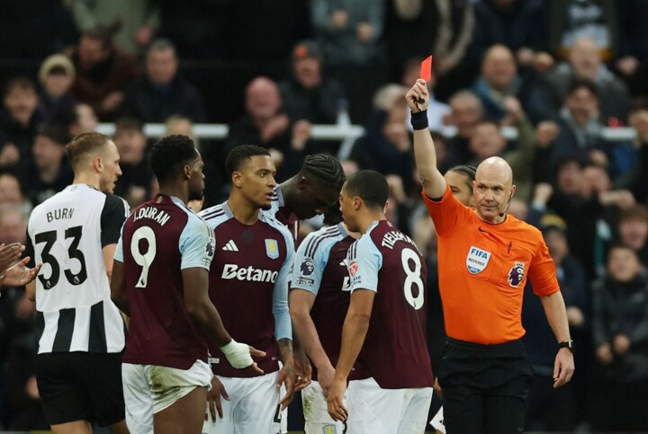 Aston Villa star Jhon Duran SENT OFF for moment of madness against Newcastle with Toon stars left furious