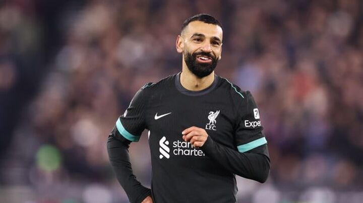 Liverpool transfer news: Mo Salah receives shock offer as winger ‘wants January exit’