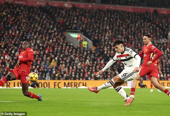 Gary Neville hails Lisandro Martinez’s opening goal vs Liverpool