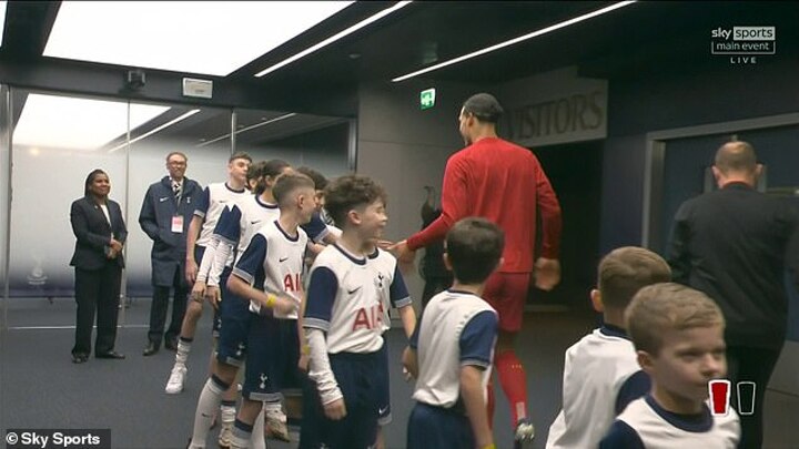 Tottenham mascot makes cheeky comment to Virgil van Dijk