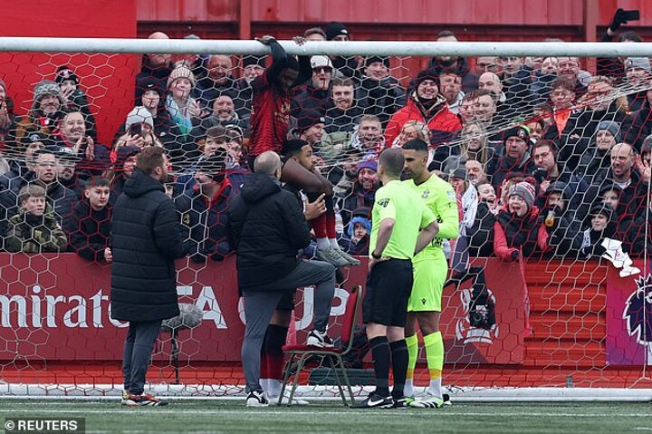 Kick-off delayed in Tamworth vs Spurs as players attempt to fix the goal netting