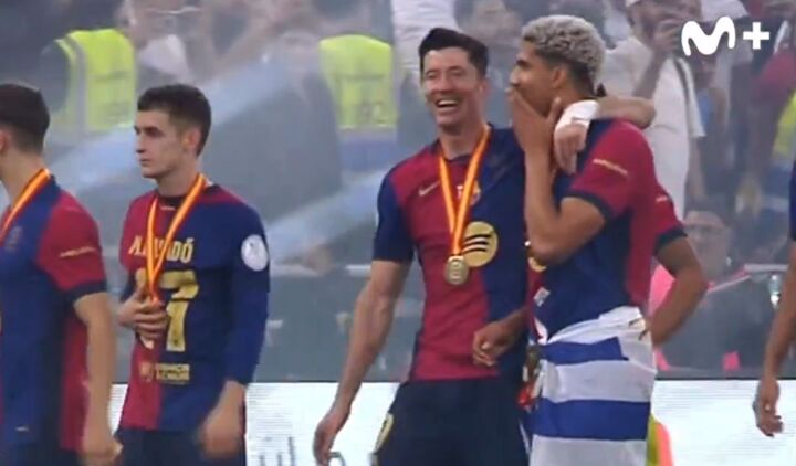 WATCH: Robert Lewandowski caught on camera asking Ronald Araujo to stay at Barcelona