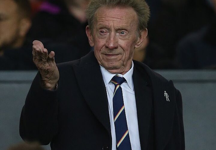 Denis Law had glory， goals，and humility，embodying what the club should stand for