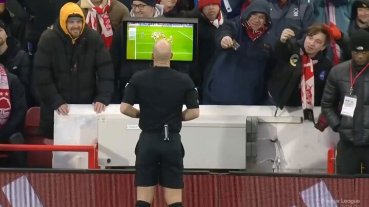 Moment Nottingham Forest fans ‘try to bribe Anthony Taylor’ during VAR check