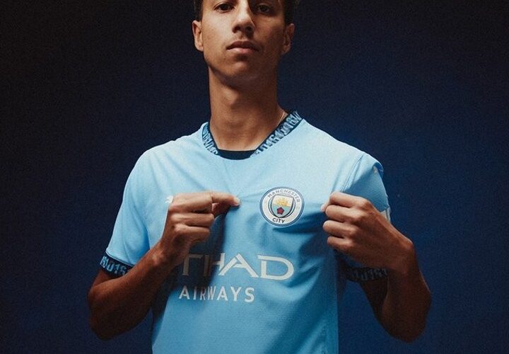 Teenage defender Vitor Reis has joined Man City from Palmeiras