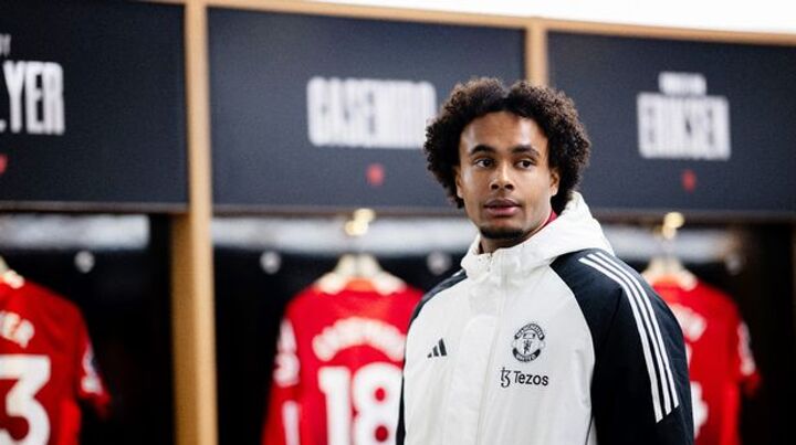 Zirkzee makes final transfer decision as two clubs offer Man Utd escape route