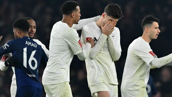 Arsenal 1-1 Man Utd (3-5 pens): Altay Bayindir saves from Kai Havertz in penalty shoot-out as 10-player FA Cup holders progress