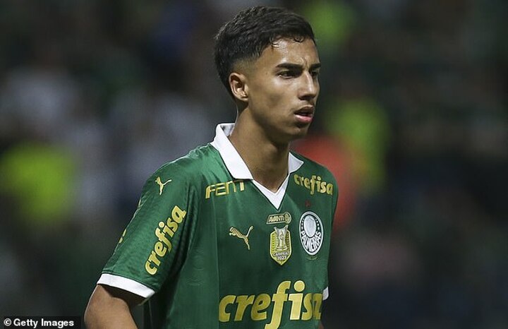 Man City closing in on deal to sign Palmeiras centre back Vitor Reis