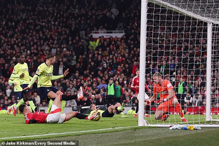 Antony wastes golden opportunity to equalise for Man United against Southampton