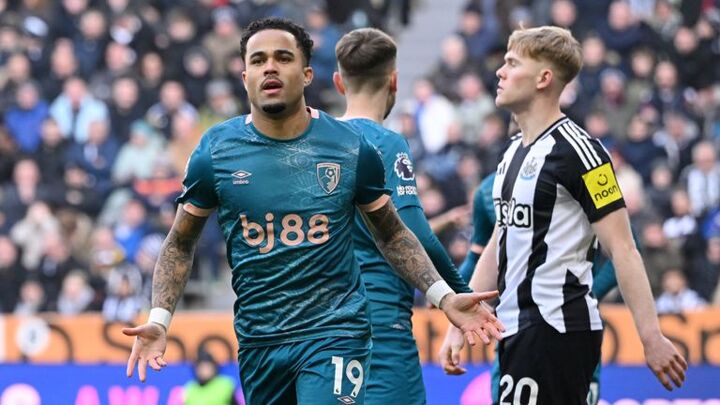 Newcastle 1-4 Bournemouth: Justin Kluivert hat-trick powers Cherries win