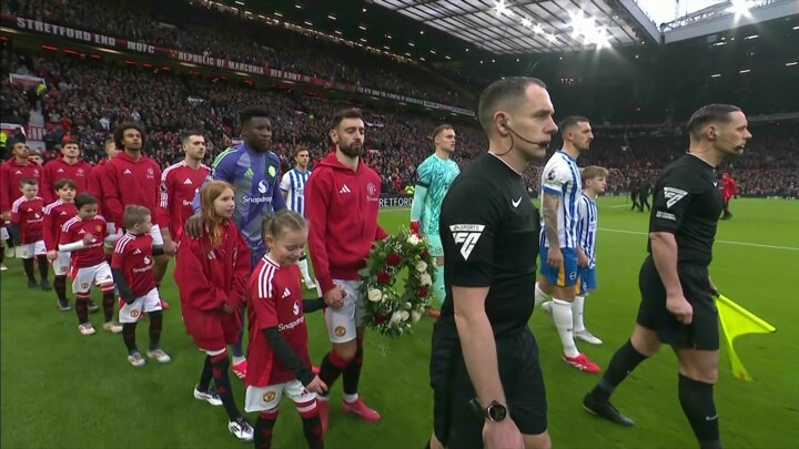 Man Utd pay emotional tribute to Denis Law as Sir Alex Ferguson joins legends on Old Trafford pitch before Brighton game