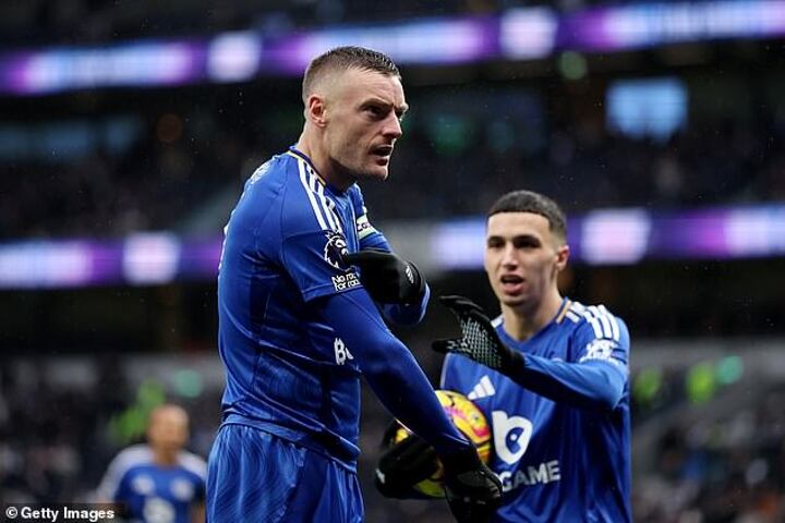 Vardy mocks Tottenham fans with hilarous hand gesture after equalising