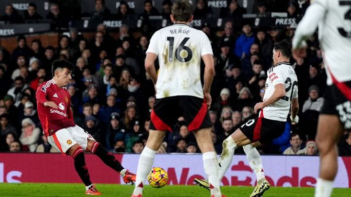 Fulham 0-1 Manchester United: Lisandro Martinez’s deflected shot