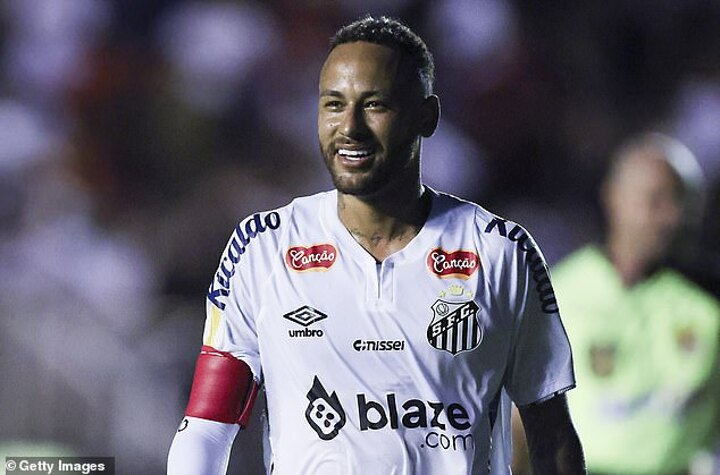 Santos star Neymar scores directly from a corner kick just seconds after urging fans in Brazil to boo him louder