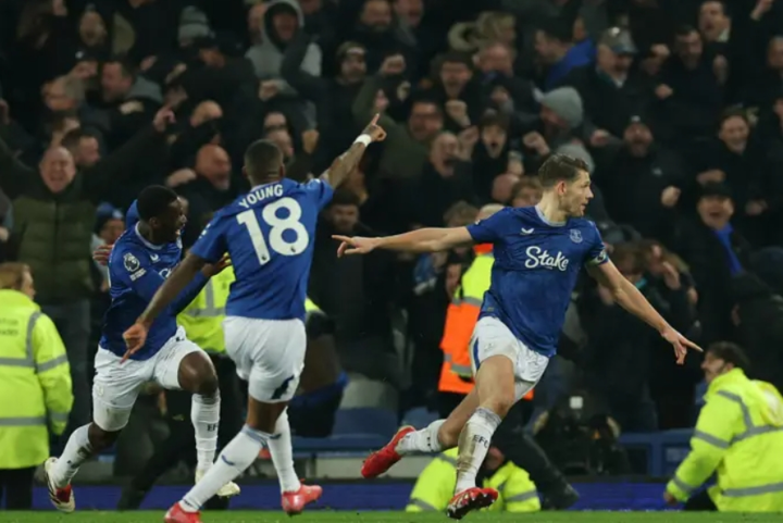 Everton 2-2 Liverpool: Tarkowski nets last-gasp equalizer in Merseyside derby