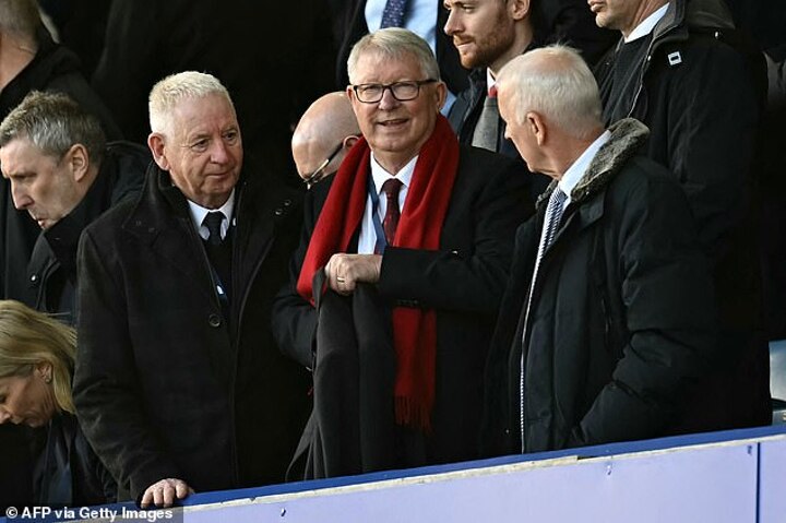 Cameras catch Sir Alex Ferguson’s reaction to awful Man United performance away at Everton