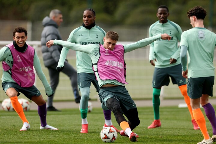 Heartwarming reason Tottenham stars all wore mismatched socks in training