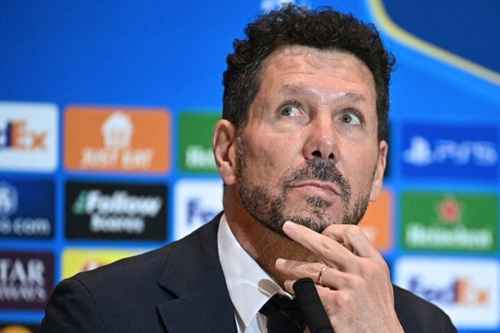 Simeone protests at the launch: “Raise hands if you saw Julián touch it twice”