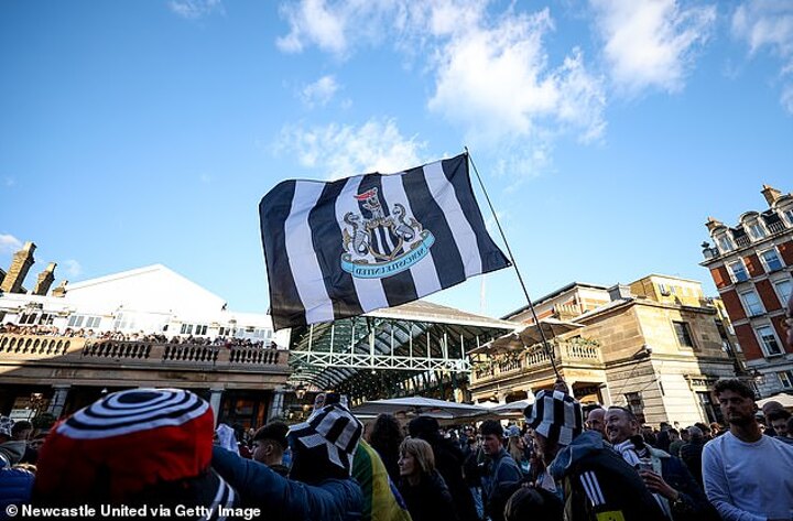 Thousands of Newcastle fans take over Covent Garden ahead of final with LIV