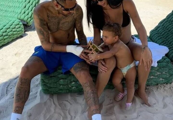 Neymar enjoys family time with pregnant girlfriend amid escort party accusations