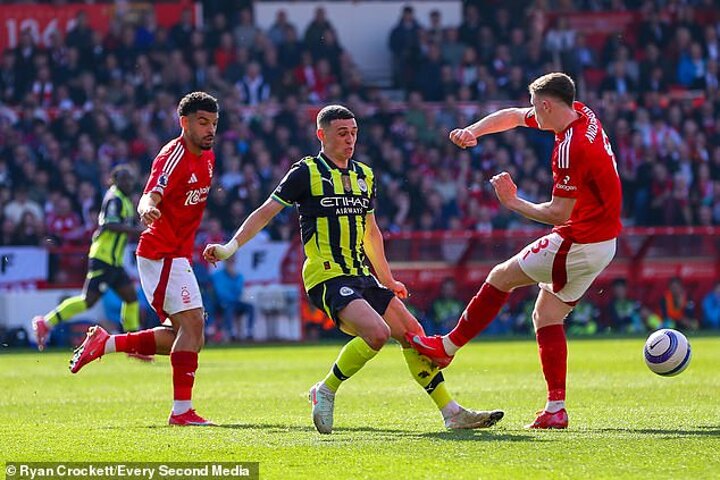 TNT Sports pundits CLASH over Elliot Anderson’s tackle on Foden