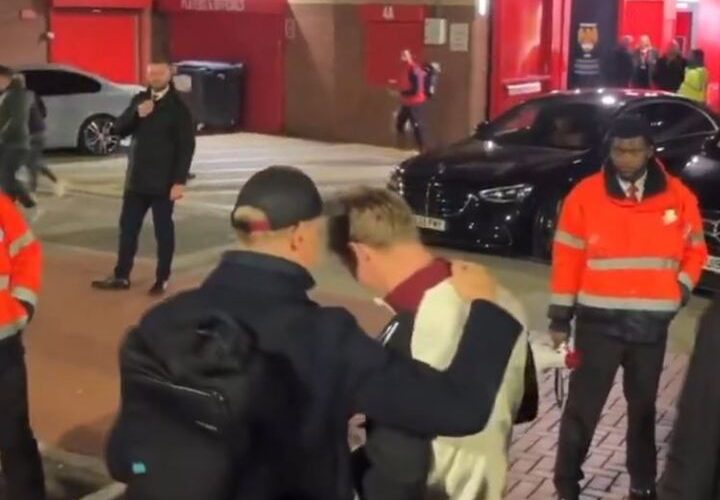 Man Utd legend spotted consoling Rasmus Hojlund and giving struggling striker pep talk after 14-minute cameo vs Arsenal